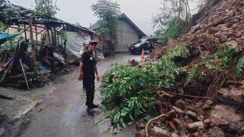 Material longsor menutup akses jalan di wilayah Desa Duda Timur, Kecamatan Selat, Karangasem, Bali, Minggu (6/7/2025). (Foto: Dok. BPBD Karangasem)