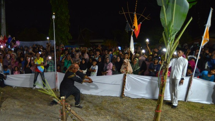 Dubalang (algojo) Tabuik Pasa melakukan prosesi Manabang Batang Pisang di Pariaman, Sumatera Barat, Selasa (1/7/2025). Prosesi kedua Tabuik itu dilakukan dengan menebang pohon pisang dan mengaraknya bersama-sama itu pada rangkaian Pesona Budaya Hoyak Tabuik Budaya Piaman 2025 memperingati Hari Asyura (10 Muharram) 1447 Hijriyah. ANTARA FOTO/Iggoy el Fitra/foc.
