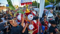 Warga Tabuik Subarang bersiap mengarak pohon pisang usai prosesi Manabang Batang Pisang di Pariaman, Sumatera Barat. ANTARA FOTO/Iggoy el Fitra