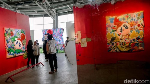 Pameran seni The Redmiller Universe hadir di FX Sudirman. Pengunjung diajak menyelami perjalanan kontemplatif menuju cinta dan penerimaan diri.