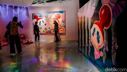 Pameran seni The Redmiller Universe hadir di FX Sudirman. Pengunjung diajak menyelami perjalanan kontemplatif menuju cinta dan penerimaan diri.