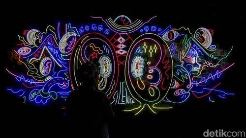 Pameran seni The Redmiller Universe hadir di FX Sudirman. Pengunjung diajak menyelami perjalanan kontemplatif menuju cinta dan penerimaan diri.