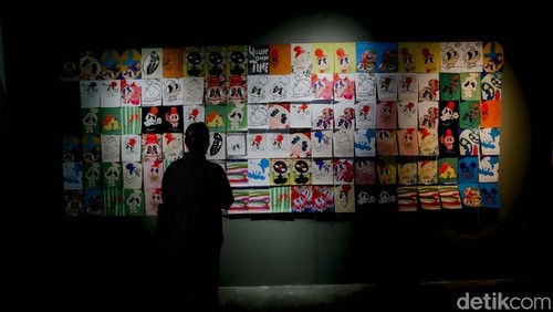 Pameran seni The Redmiller Universe hadir di FX Sudirman. Pengunjung diajak menyelami perjalanan kontemplatif menuju cinta dan penerimaan diri.