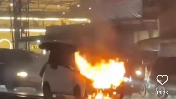 Tangkapan layar mobil listrik terbakar di Bandung. Diduga akibat korsleting kelistrikan.