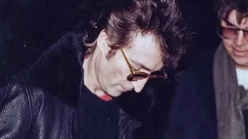 Desember 1980, seorang fans bernama Mark David Chapman menunggu di luar apartemen John Lennon di New York dan meminta tanda tangan.Lennon menuruti permintaannya dan berpose untuk difoto sambil menandatangani buku Double Fantasy. Beberapa jam kemudian, Chapman menembaknya hingga tewas di luar gedung The Dakota saat ia kembali ke rumah bersama Yoko Ono. Foto: Rare historical photo