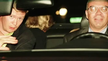 Foto Putri Diana ini diambil di dalam Mercedes-Benz hitam beberapa menit sebelum kecelakaan fatal. Ia meninggalkan Hotel Ritz di Paris bersama Dodi Fayed, diikuti oleh paparazzi dengan sepeda motor. Mobil tersebut mengalami kecelakaan di terowongan Pont de l’Alma pada 31 Agustus 1997, menewaskan Diana, Fayed, dan pengemudi. Foto: Rare historical photo