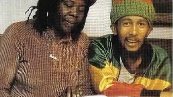 Foto terakhir Bob Marley ini diambil di sebuah hotel di Munich, tempatnya menjalani pengobatan kanker alternatif. Ia tampak kurus dan lemah, jauh dari penampilan panggung energik yang diingat penggemar. Marley meninggal 11 Mei 1981 di Miami, setelah melanoma agresif menyebar ke otak dan paru-parunya. Foto: Rare historical photo