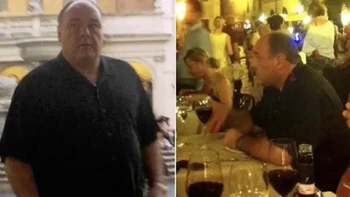 James Gandolfini difoto saat menikmati makan malam bersama putranya di Roma saat liburan keluarga. Ia menghabiskan waktu seharian bertamasya sebelum tiba-tiba pingsan di kamar hotelnya. Pada 19 Juni 2013, ia meninggal karena serangan jantung pada usia 51 tahun. Foto: Rare historical photo