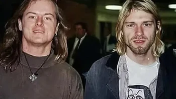 Foto buram dari fans memperlihatkan Kurt Cobain di luar rumahnya di Seattle, mengenakan mantel tebal dan tampak murung .Foto itu diambil beberapa hari sebelum ia menghilang. Di 8 April 1994, jasadnya ditemukan di garasi dengan luka tembak yang dilakukannya sendiri. Foto: Rare historical photo