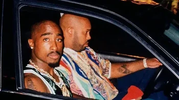 Tupac difoto di kursi penumpang BMW di Las Vegas pada malam 7 September 1996, mengenakan rompi hitam dan perhiasan emas.I a meninggalkan pertandingan tinju Mike Tyson ketika sebuah Cadillac putih berhenti di samping mereka dan melepas tembakan. Ia meninggal enam hari kemudian di rumah sakit dan pembunuhannya masih belum terpecahkan secara resmi. Foto: Rare historical photo