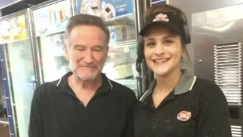 Robin Williams terlihat di galeri seni lokal di wilayah teluk San Francisco, mengobrol dengan staf beberapa hari sebelum kematiannya. Ia tampak kurus tapi bersemangat. Pada 11 Agustus 2014, ia meninggal karena bunuh diri setelah menderita demensia parah. Foto: Rare historical photo