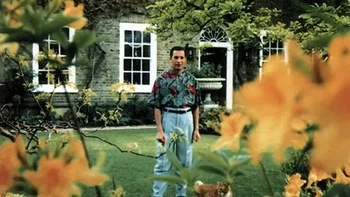 Salah satu foto terakhir Freddie Mercury diambil di halaman belakang rumahnya di Kensington, London, di 1991. Ia tampak kurus tapi tersenyum ke arah kamera, berdiri di samping kucing-kucing kesayangannya dan dikelilingi bunga-bunga. Mercury meninggal 24 November 1991, karena pneumonia bronkial yang berhubungan dengan AIDS, hanya sehari setelah mengonfirmasi diagnosisnya secara terbuka. Foto: Rare historical photo
