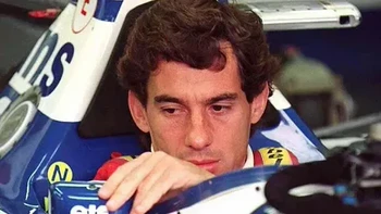 Ayrton Senna difoto di dalam mobil balapnya pada tanggal 1 Mei 1994, saat Grand Prix San Marino di Imola. Pada putaran ketujuh, mobilnya keluar jalur dan menabrak dinding beton dengan kecepatan tinggi. Ia dinyatakan meninggal beberapa jam kemudian karena trauma kepala yang fatal. Foto: Rare historical photo