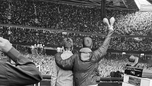 Mereka yang datang ke konser reuni Oasis di Cardiff, UK, beberapa hari lalu seakan gak bisa berkata-kata ketika melihat Liam dan Noel naik ke panggung sambil berpegangan tangan. Dok. Instagram