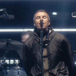 Rebel! Oasis Bebaskan Fans Berekspresi, Sindir Kiss Cam Coldplay