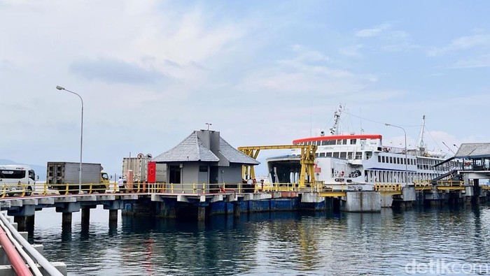 Operasional kapal penyeberangan di pelabuhan Ketapang Banyuwangi