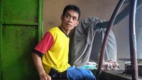 Tahun 2019, Indonesia juga kehilangan sosok penjual makanan legendaris. Adalah Pak Manto pemilik Tengkleng Rica di Solo yang meninggal dalam usia 56 tahun. Dalam sehari, warung miliknya bisa mengolah hingga 15 ekor kambing. Foto: Berita Jatim