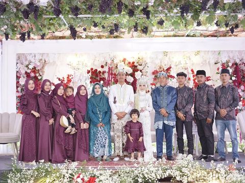 Pasangan pernikahan Pajar Hambali dan Nuraeni Wasilah, yang menikah di kebun anggur bisa menjadi inspirasi.