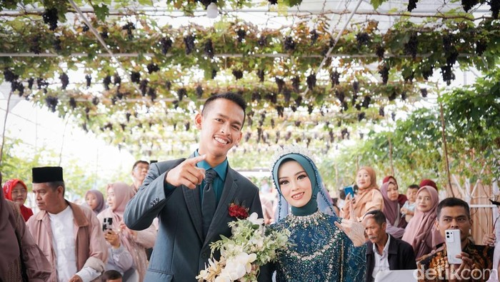Pasangan pernikahan Pajar Hambali dan Nuraeni Wasilah, yang menikah di kebun anggur bisa menjadi inspirasi.