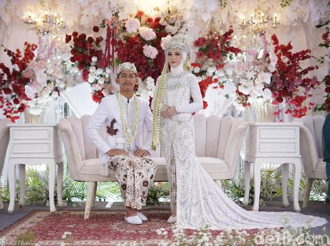 Pasangan pernikahan Pajar Hambali dan Nuraeni Wasilah, yang menikah di kebun anggur bisa menjadi inspirasi.