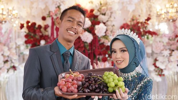 Pasangan pernikahan Pajar Hambali dan Nuraeni Wasilah, yang menikah di kebun anggur bisa menjadi inspirasi.