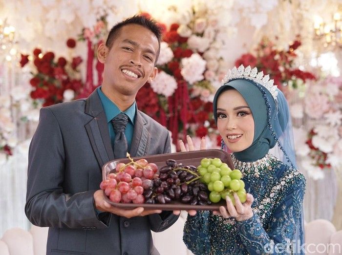 Pasangan pernikahan Pajar Hambali dan Nuraeni Wasilah, yang menikah di kebun anggur bisa menjadi inspirasi.
