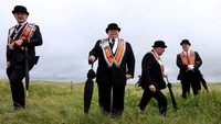 Pawai Orde Oranye diadakan beberapa hari sebelum perayaan utama di Irlandia Utara, namun tetap menarik perhatian warga dan wisatawan. REUTERS/Cathal McNaughton