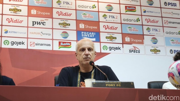 Pelatih Port FC Alexandre Gama