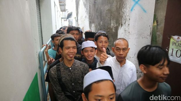 Potret warga antre untuk mendapatkan nasi jangkrik di kompleks makam Sunan Kudus, Kudus, Minggu (6/7/2025).