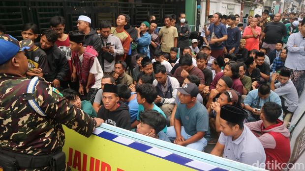 Potret kerumuman massa antre untuk mendapat nasi jangkrik di kompleks makam Sunan Kudus, Minggu (6/7/2025).