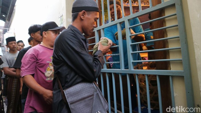 Tradisi pembagian nasi berkat dalam rangka puncak buka luwur Makam Sunan Kudus, Minggu (6/7/2025).
