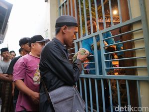 Melihat Ribuan Warga Antre Nasi Jangkrik Buka Luwur Makam Sunan Kudus