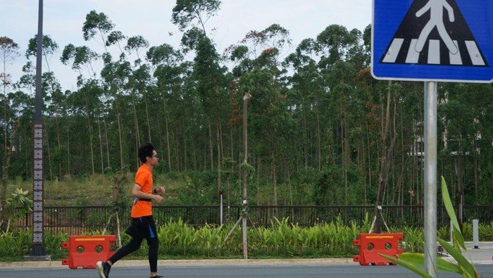 Pembangunan Tahap Dua IKN Dikebut, Kawasan Inti Ramai Pengunjung Sejumlah warga mengunjungi Kawasan Inti Pusat Pemerintahan (KIPP) di Ibu Kota Nusantara (IKN), Penajam Paser Utara, Kalimantan Timur, Sabtu (5/7/2025). Otorita Ibu Kota Nusantara (OIKN) menyebutkan paket pekerjaan baru yang ditandatangani dalam pembangunan IKN tahap dua di antaranya tujuh proyek infrastruktur jalan, serta penataan kawasan olahraga dan ruang terbuka hijau kemudian penataan kawasan Sepaku. ANTARA FOTO/Aditya Nugroho/foc.