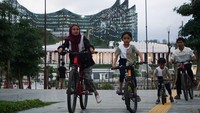 Warga menyusuri area Kawasan Inti IKN yang kini mulai terbuka untuk umum di Penajam Paser Utara, Kalimantan Timur, Sabtu (5/7/2025).  ANTARA FOTO/ADITYA NUGROHO