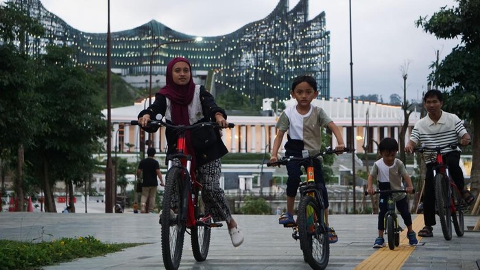 Pembangunan Tahap Dua IKN Dikebut, Kawasan Inti Ramai Pengunjung Sejumlah warga mengunjungi Kawasan Inti Pusat Pemerintahan (KIPP) di Ibu Kota Nusantara (IKN), Penajam Paser Utara, Kalimantan Timur, Sabtu (5/7/2025). Otorita Ibu Kota Nusantara (OIKN) menyebutkan paket pekerjaan baru yang ditandatangani dalam pembangunan IKN tahap dua di antaranya tujuh proyek infrastruktur jalan, serta penataan kawasan olahraga dan ruang terbuka hijau kemudian penataan kawasan Sepaku. ANTARA FOTO/Aditya Nugroho/foc.