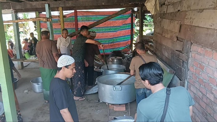 Pembuatan bubur suro di Kampung Al Habsyi, 14 Ulu, Palembang, untuk memperingati Hari Asyura.
