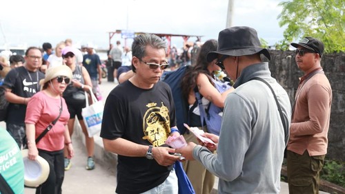 Pemungutan retribusi wisatawan melalui Pelabuhan Banjar Nyuh, Kecamatan Nusa Penida, Klungkung, Minggu (6/7/2025). (Dok. Pemkab Klungkung)