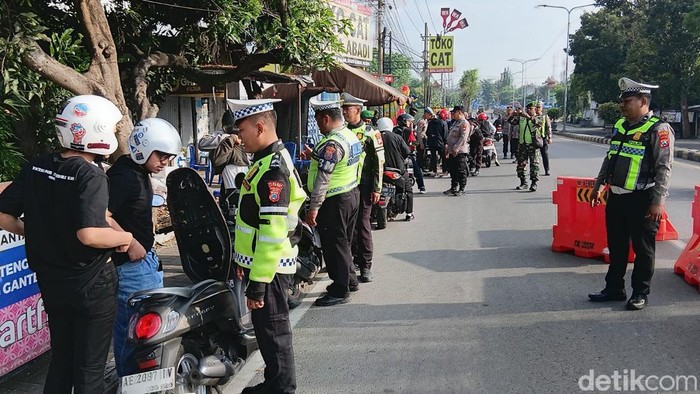 Penyekatan konvi pesilat terkait Suran Agung PSHW di Kota Madiun.
