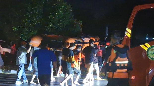 Perahu karet disiapkan Pemprov NTB dan Pemkot Mataram untuk mengevakuasi korban banjir di Mataram, Minggu malam (6/7/2025). (Nathea Citra/detikBali)