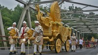 Asalha Mahapuja mempertemukan ribuan umat Buddha dalam suasana damai, penuh doa, dan semangat persaudaraan lintas daerah. ANTARA FOTO/ANIS EFIZUDIN