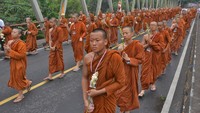 Biksu dan umat Buddha dari berbagai daerah mengikuti kirab Asalha Mahapuja 2569 dengan khidmat di pelataran Candi Borobudur, Magelang, Jawa Tengah, Minggu (6/7/2025). ANTARA FOTO/ANIS EFIZUDIN