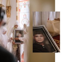 Suasana haru juga sempat mewarnai prosesi sakral tersebut ketika Megawati membawa foto almarhum sang ayah. Atlet voli yang pernah berlaga di Thailand, Vietnam, dan Korea Selatan itu tak dapat menahan tangis ketika berjalan didampingi ibunda dan ibu mertua membawa foto mendiang ayahnya. (Foto: Instagram/@estoria_photography)