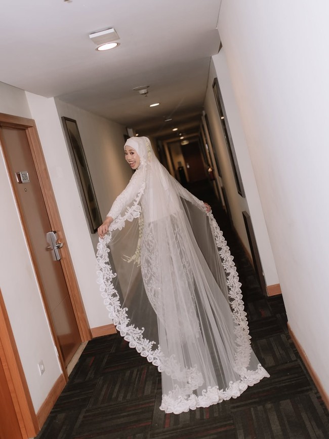 Mereka lantas menjalani long distance relationship alias hubungan jarak jauh. Namanya pasangan jarak jauh itu, pasti ada miskomunikasi yang terjadi, ujar Ayun. (Foto: Instagram/@estoria_photography)