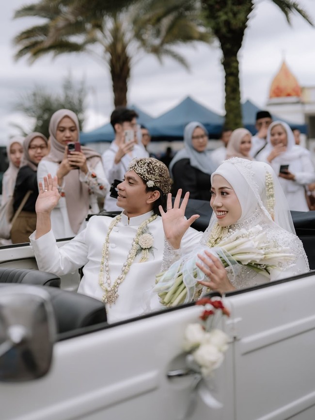 Megawati Hangestri dan Dio Novandra menggelar akad nikah di Masjid Roudhatul Muchlisin, Jember, Jawa Timur, pada pukul 13.00 WIB, Jumat (4/7/2025). detikJatim melaporkan, acara berlangsung sederhana dan intimate, hanya dihadiri oleh keluarga terdekat. (Foto: Instagram/@estoria_photography)