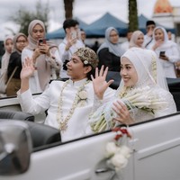 Megawati Hangestri dan Dio Novandra menggelar akad nikah di Masjid Roudhatul Muchlisin, Jember, Jawa Timur, pada pukul 13.00 WIB, Jumat (4/7/2025). detikJatim melaporkan, acara berlangsung sederhana dan intimate, hanya dihadiri oleh keluarga terdekat. (Foto: Instagram/@estoria_photography)