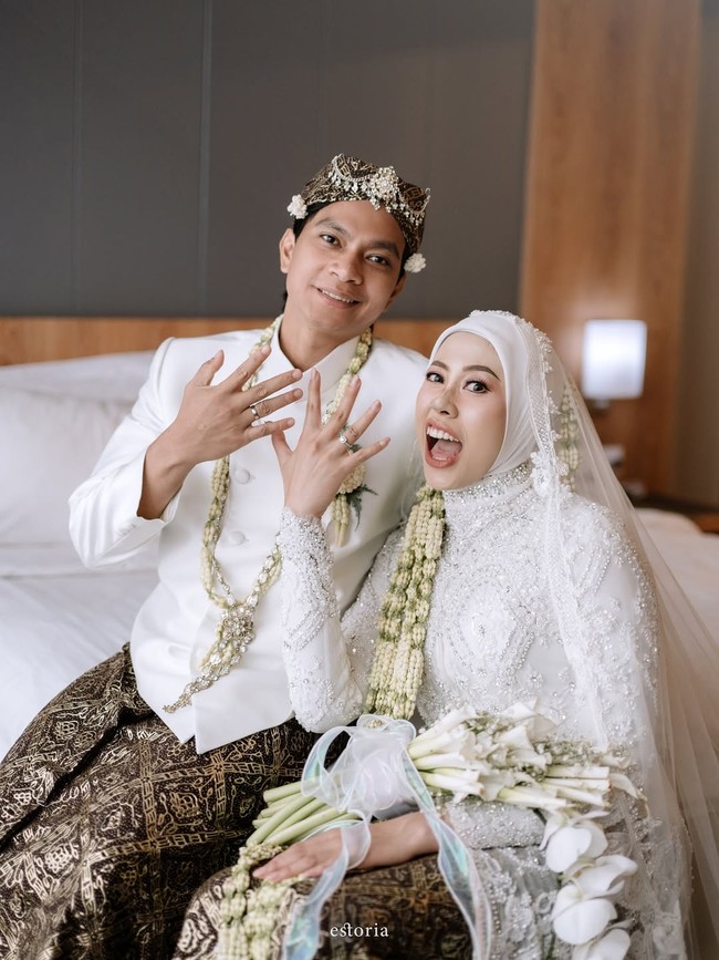 Ekspresi bahagia menghiasi wajah Megawati dan Dio. Keduanya akhirnya bisa bersatu setelah melalui berbagai tantangan.  Salah satu anggota keluarga Megawati, Ayun Sapta, menyampaikan bahwa pernikahan tersebut sudah direncanakan setahun lalu. Sebelum pada akhirnya, Megawati berangkat kembali ke Korea Selatan untuk bermain di klub volly Daejeon CheongKwanJang Red Sparks. (Foto: Instagram/@estoria_photography)