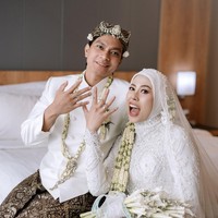 Ekspresi bahagia menghiasi wajah Megawati dan Dio. Keduanya akhirnya bisa bersatu setelah melalui berbagai tantangan.  Salah satu anggota keluarga Megawati, Ayun Sapta, menyampaikan bahwa pernikahan tersebut sudah direncanakan setahun lalu. Sebelum pada akhirnya, Megawati berangkat kembali ke Korea Selatan untuk bermain di klub volly Daejeon CheongKwanJang Red Sparks. (Foto: Instagram/@estoria_photography)