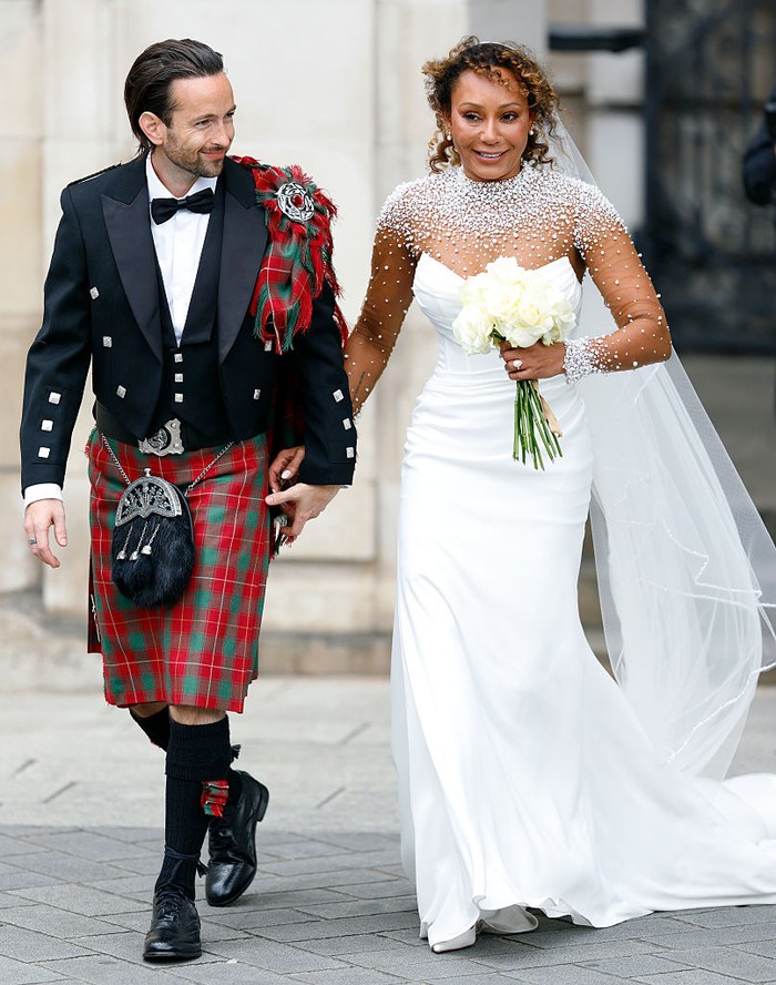 Pernikahan Mel B LONDON, UNITED KINGDOM - JULY 05: (EMBARGOED FOR PUBLICATION IN UK NEWSPAPERS UNTIL 24 HOURS AFTER CREATE DATE AND TIME) Rory McPhee and Mel B depart following their wedding in the OBE (Order of the British Empire) Chapel at St Pauls Cathedral on July 5, 2025 in London, England. (Photo by Max Mumby/Indigo/Getty Images)