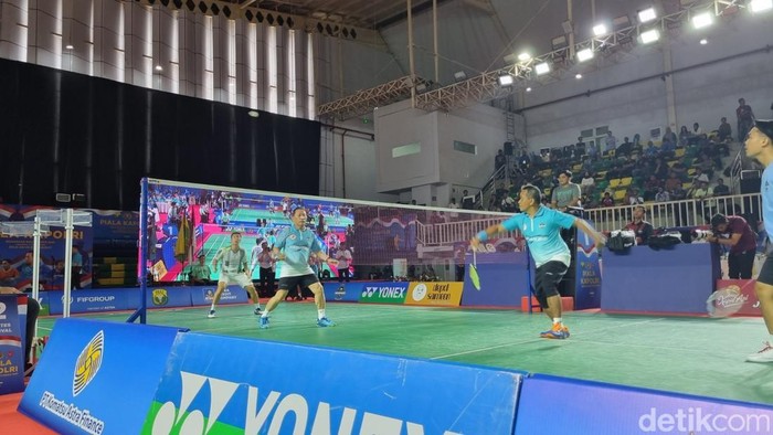 Pertandingan Kapolri Jenderal Listyo vs Menteri Bahlil tutup Kejurnas Bulu Tangkis Kapolri Cup 2025. (Taufiq Syarifudin/detikcom)