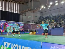 Video Bahlil Kena Smash Kapolri di Kejuaran Bulutangkis Kapolri Cup 2025